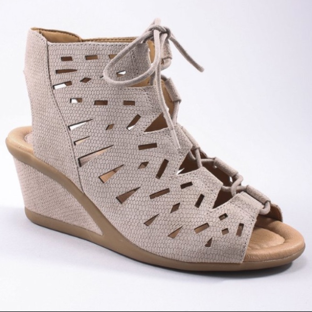 Earth Daylily Taupe Wedge Sandal Size 8